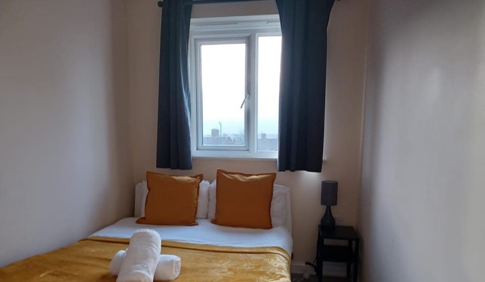 Business House | 3 bedrooms, premium bedding, individually furnished, laptop workspace