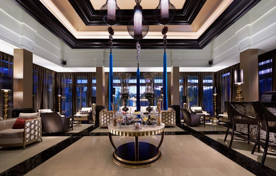 3 bars/lounges, cocktail bar