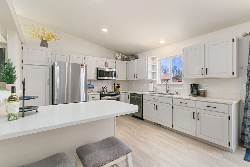 House, Multiple Beds, Patio, Garden View (2719 Daffodil Place) | Private kitchen | Fridge, microwave, oven, stovetop