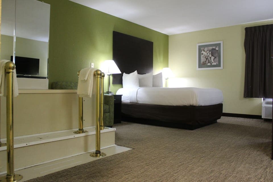 Standard Room, 1 Queen Bed, Non Smoking, Jetted Tub | In-room safe, desk, laptop workspace, iron/ironing board