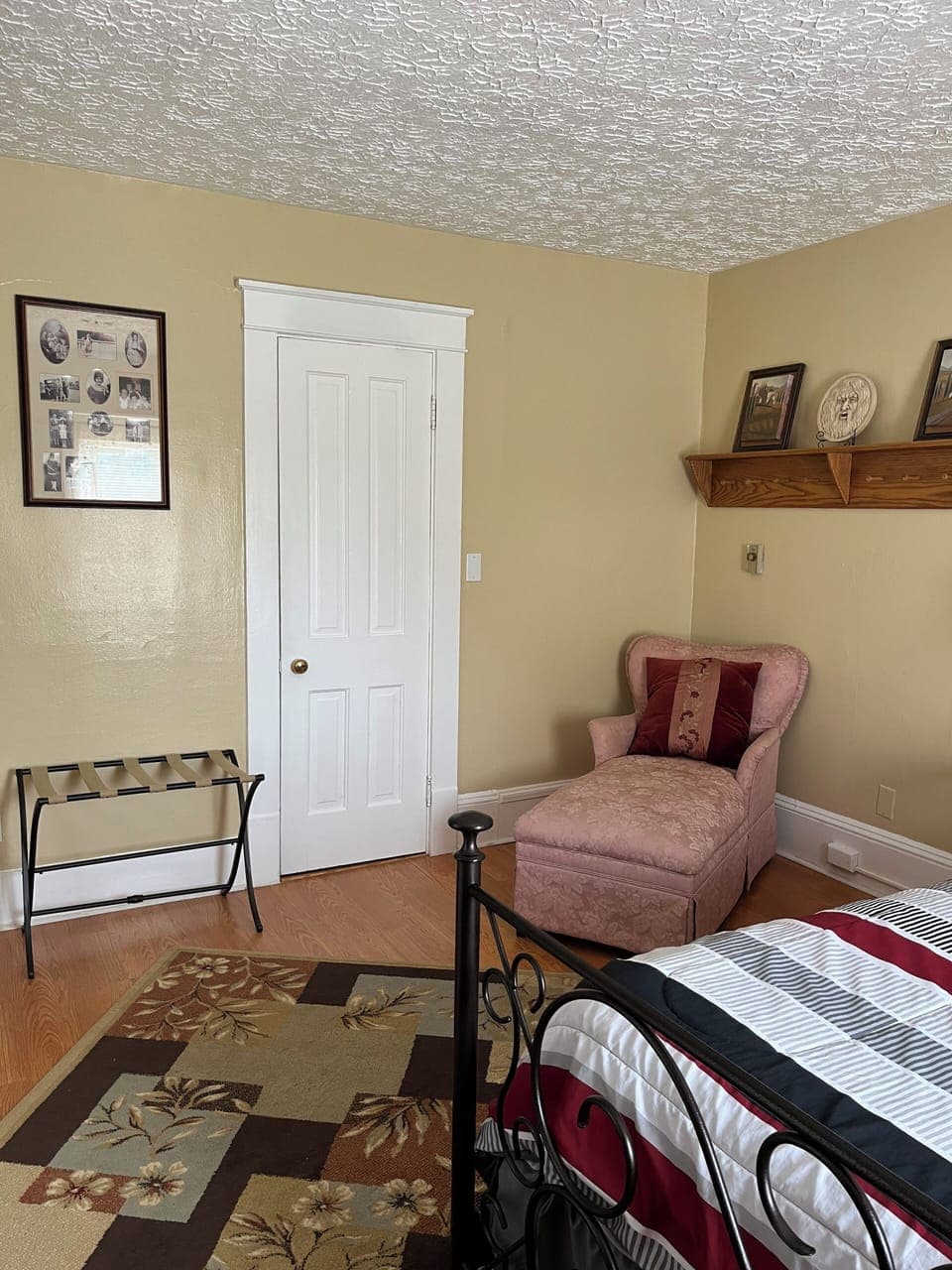 Queen Bedroom Upstairs / Twin roll away bed is in closet