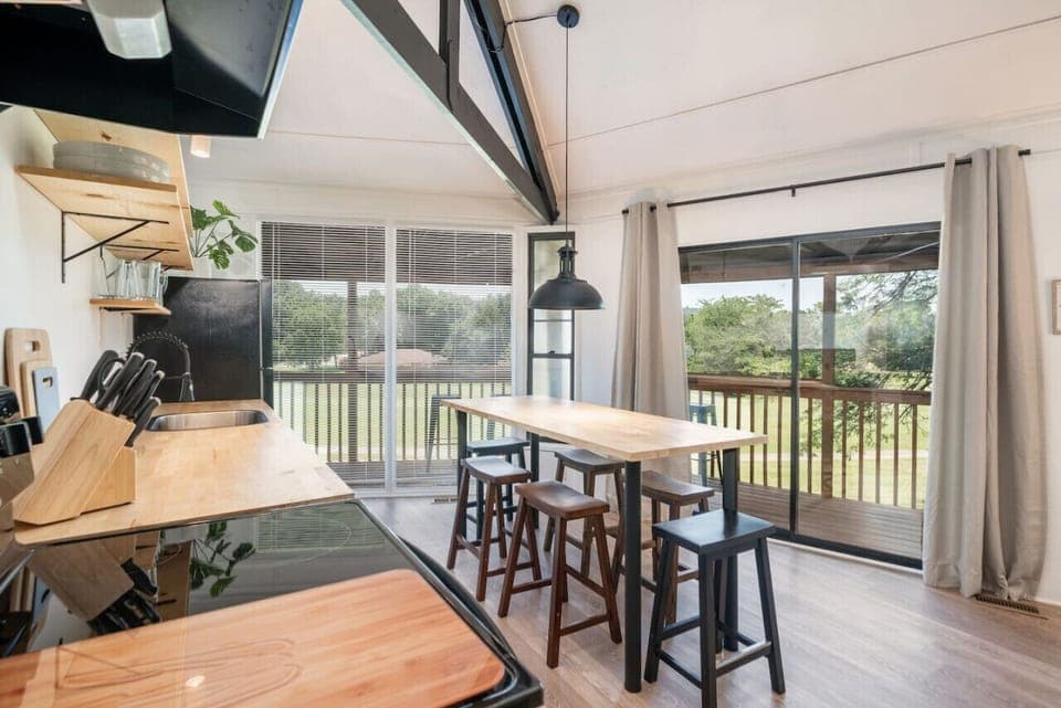 Chic kitchen space with large windows overlooking greenery – perfect for cooking with a view.