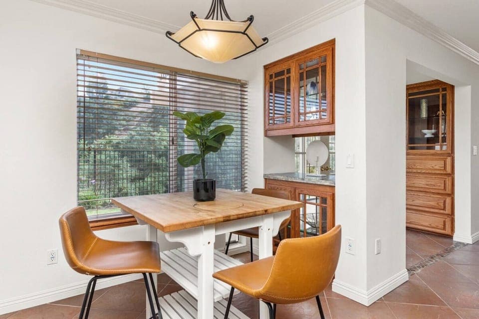 Small dining area for 3