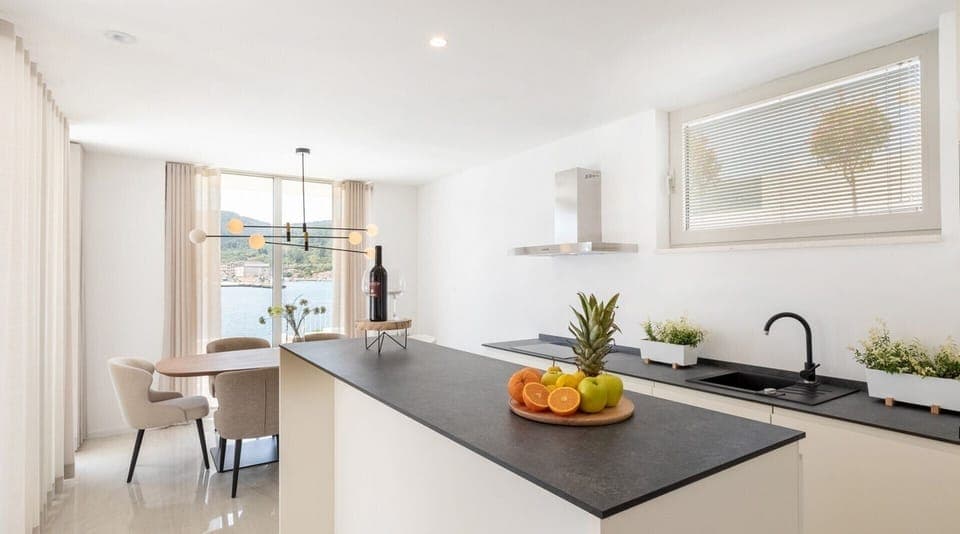 Fully equipped kitchen with dining area and sea view in Vela Luka on Korčula