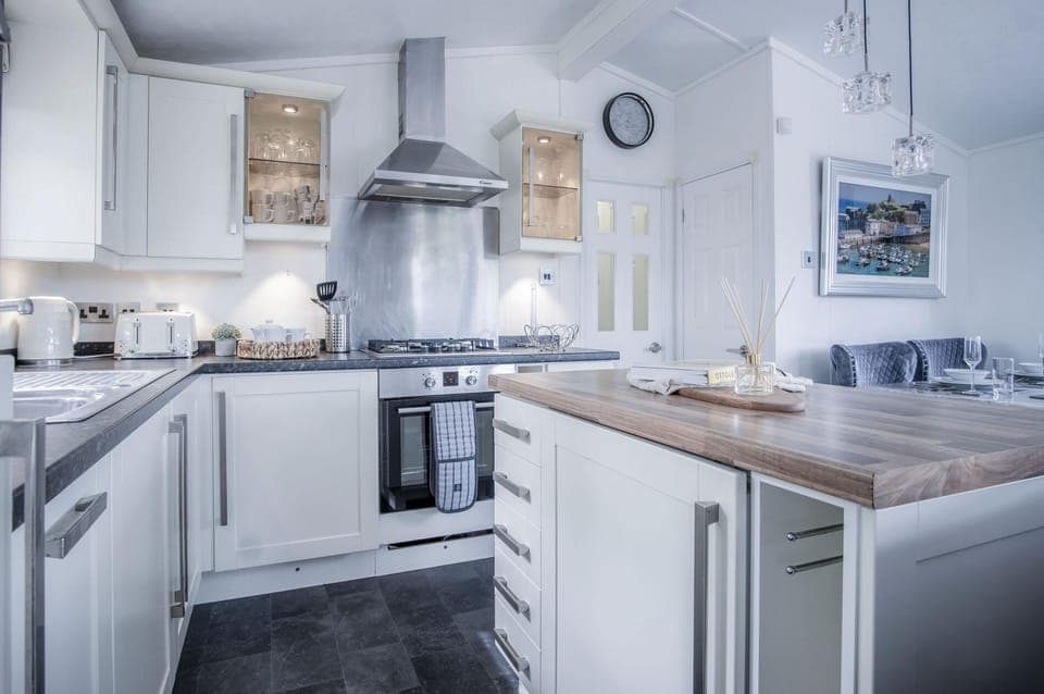 1 Manor Lodge - 3 Bedroom Lodge - Pendine (16728)