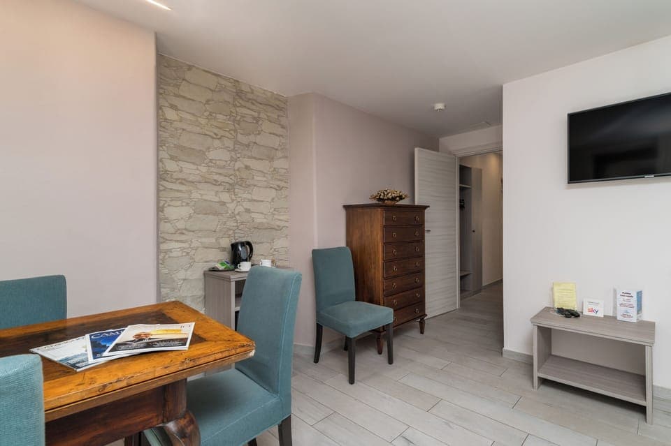 Junior Suite | In-room safe, desk, soundproofing, free WiFi