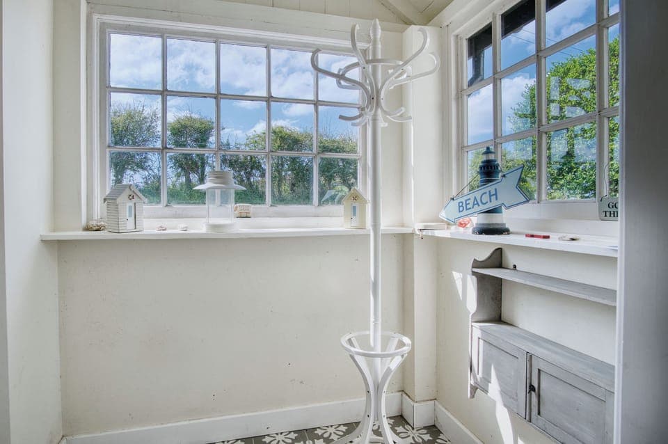 32-inch Smart TV with cable channels, fireplace