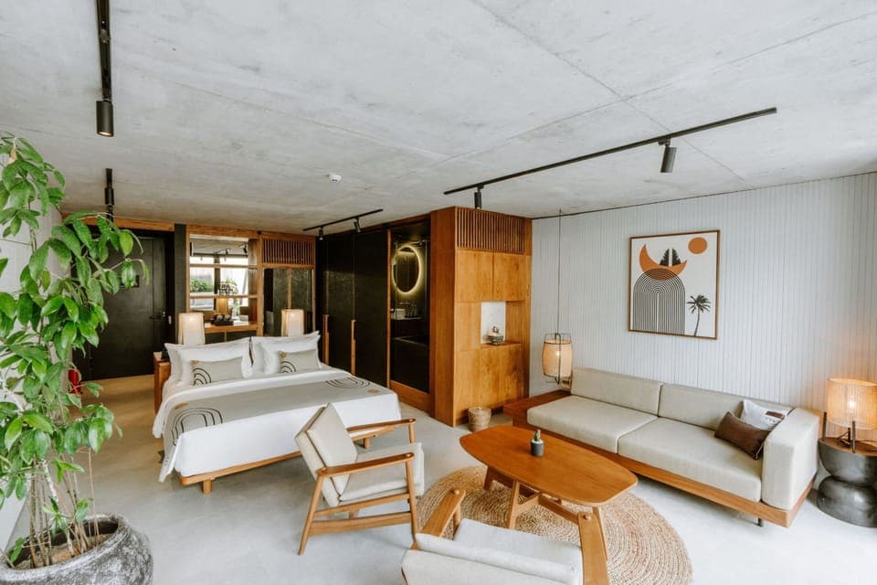 Premier Pool Suite King | Minibar, desk, laptop workspace, free cribs/infant beds