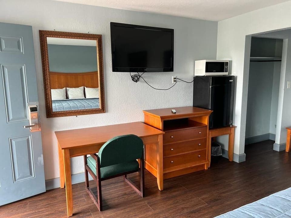 1 bedroom, desk, free WiFi, bed sheets