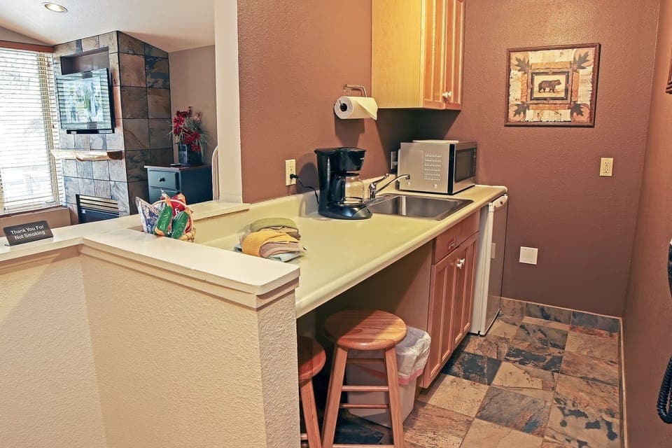 Studio | Private kitchen | Fridge, coffee/tea maker, toaster