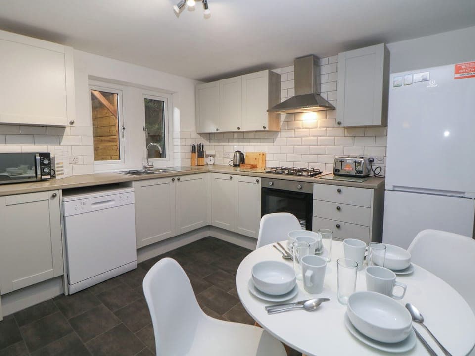 Cottage | Private kitchen | Fridge, dishwasher, electric kettle, toaster