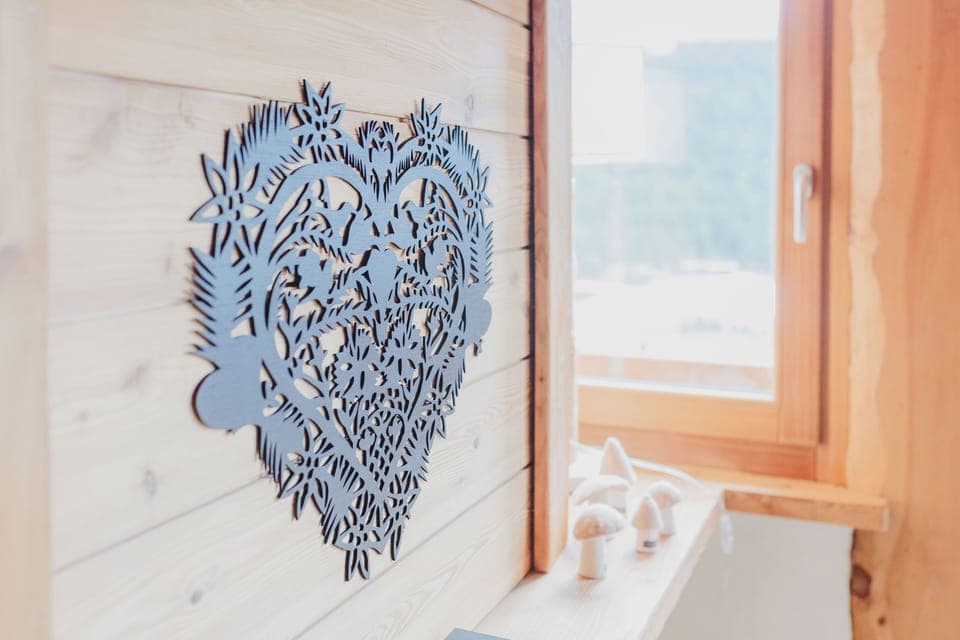 b7827975-d998-4b7f-be7b-e4fc50b3a76b