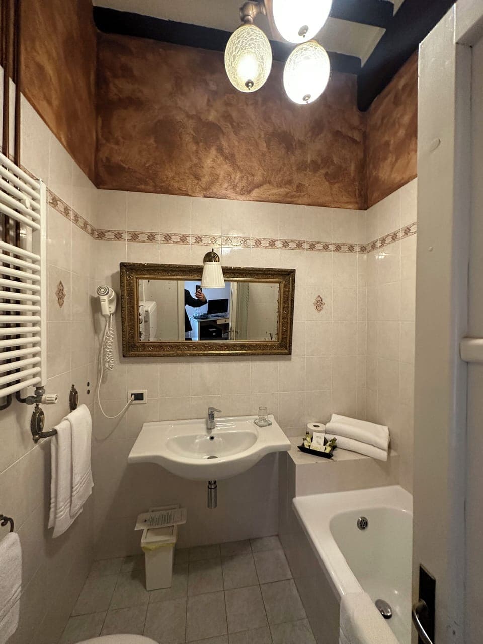 Classic Double or Twin Room | Bathroom | Free toiletries, hair dryer, slippers