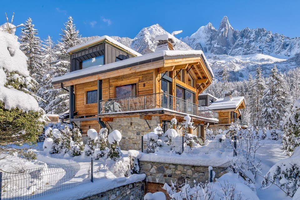 Chalet Red Fox with impressive mountain backdrop