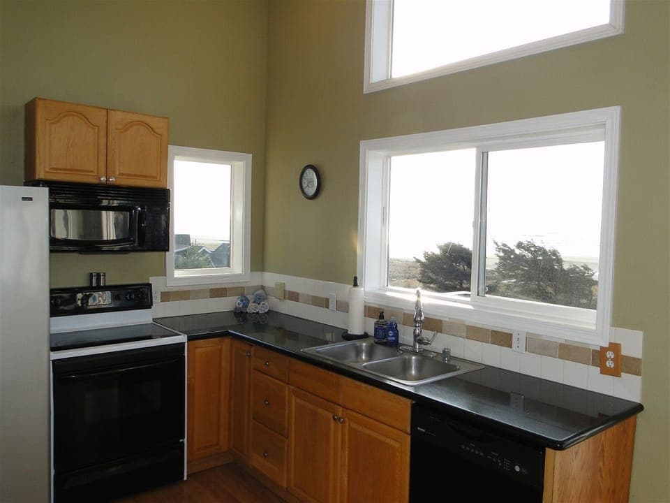 Full kitchen with amazing ocean view     3rd floor