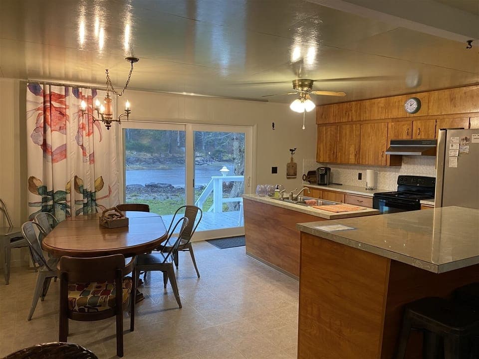 Dining for 6  to 8    The bar seats  4 as well