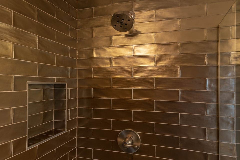 Comfort Room, 1 King Bed (Room 10) | Bathroom | Shower, hair dryer, bathrobes, towels