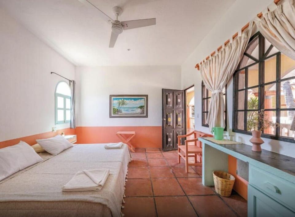 Comfort Room, 1 King Bed | In-room safe, free WiFi, bed sheets