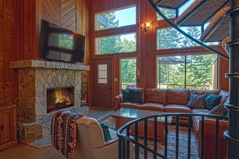 Comfortable Living room with fireplace 