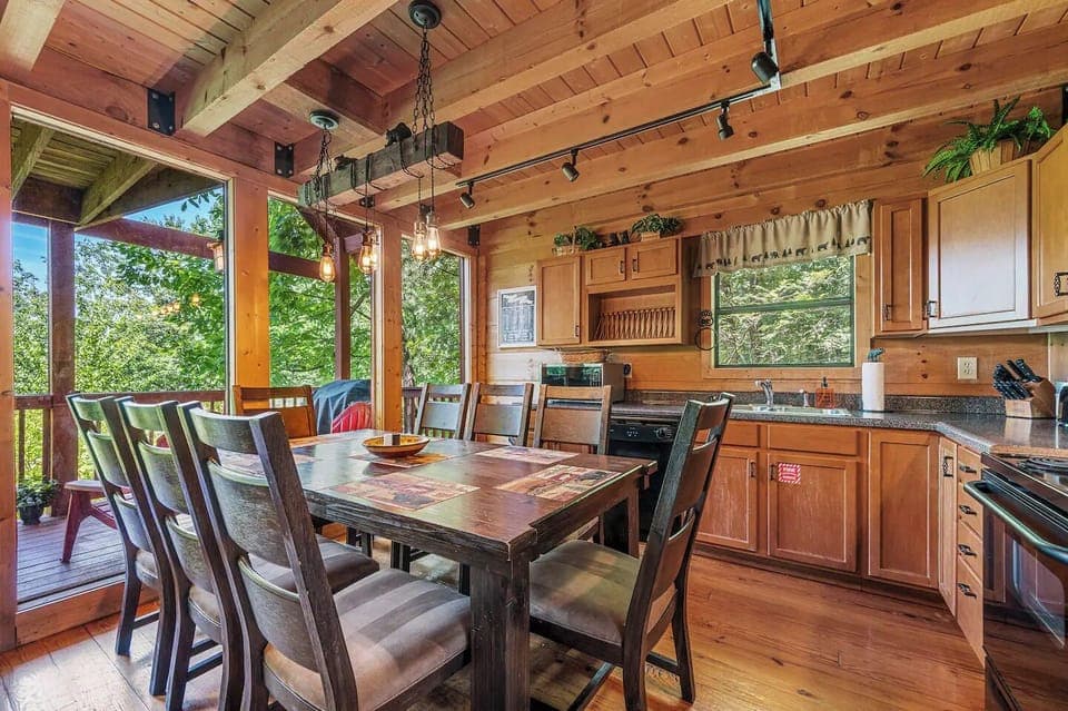 Friends in High Places' kitchen and dining area