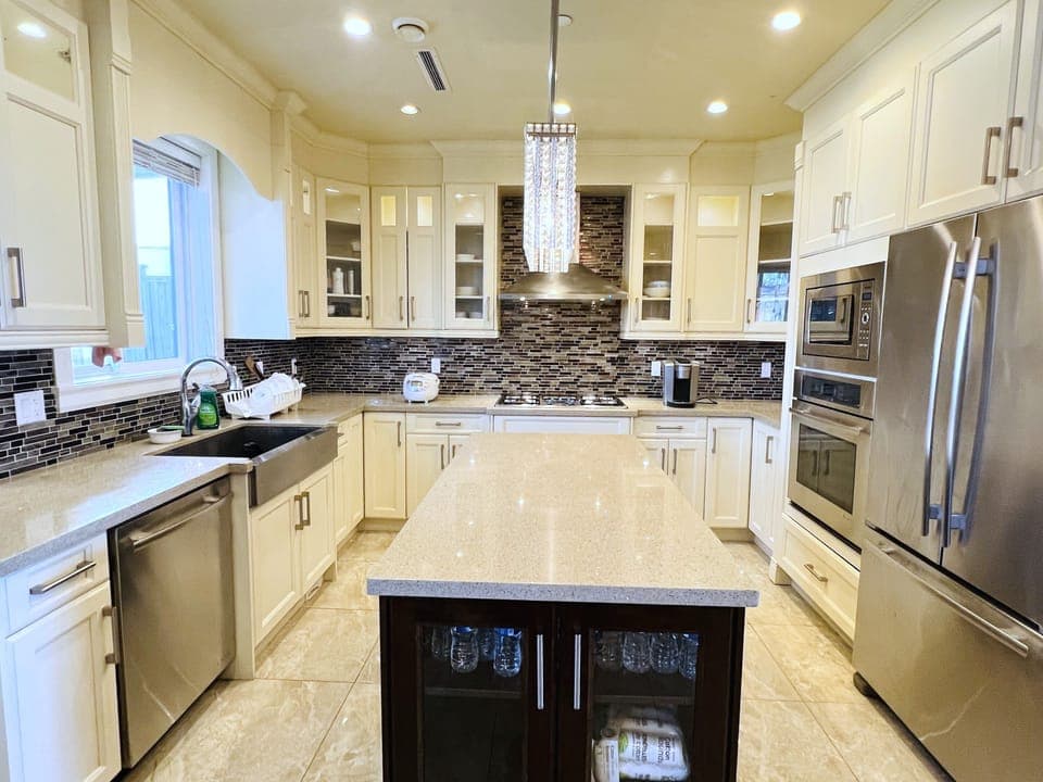 Full-size fridge, oven, stovetop, dishwasher