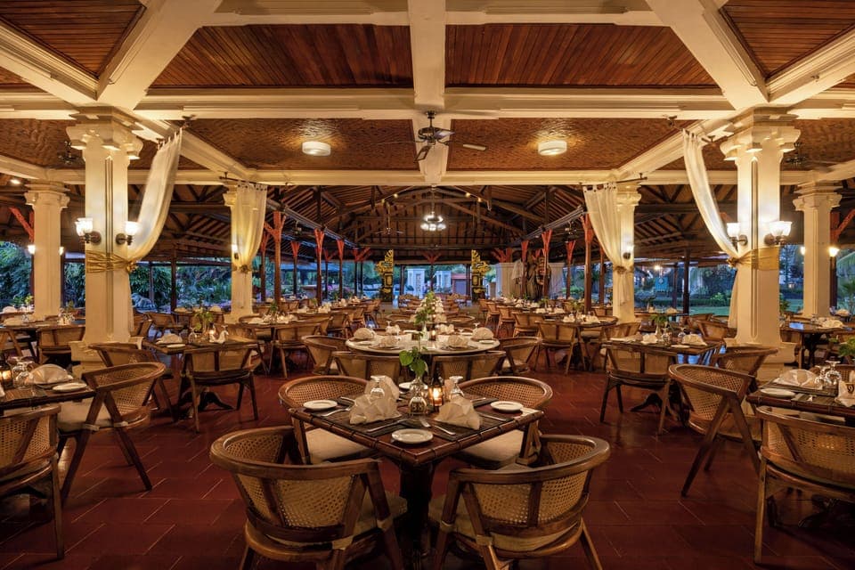 3 restaurants, breakfast served