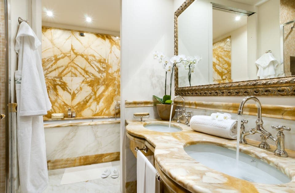 Suite Maxi, lake view | Bathroom | Free toiletries, hair dryer, bidet, towels