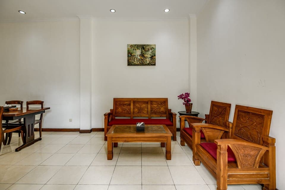 Apartment, 2 Bedrooms | Living area | 32-inch TV with cable channels