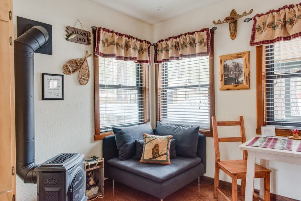 Flat-screen TV, table tennis