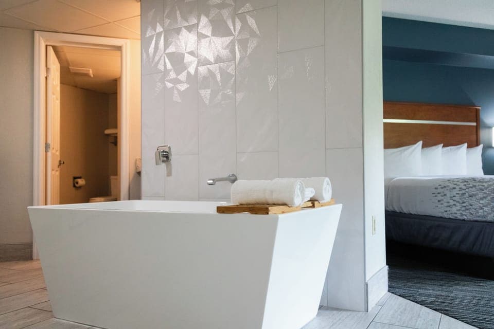 1 King Bed with Sofa bed, Fireplace, Soaking Tub, Private Balcony on River | Desk, laptop workspace, blackout drapes, iron/ironing board