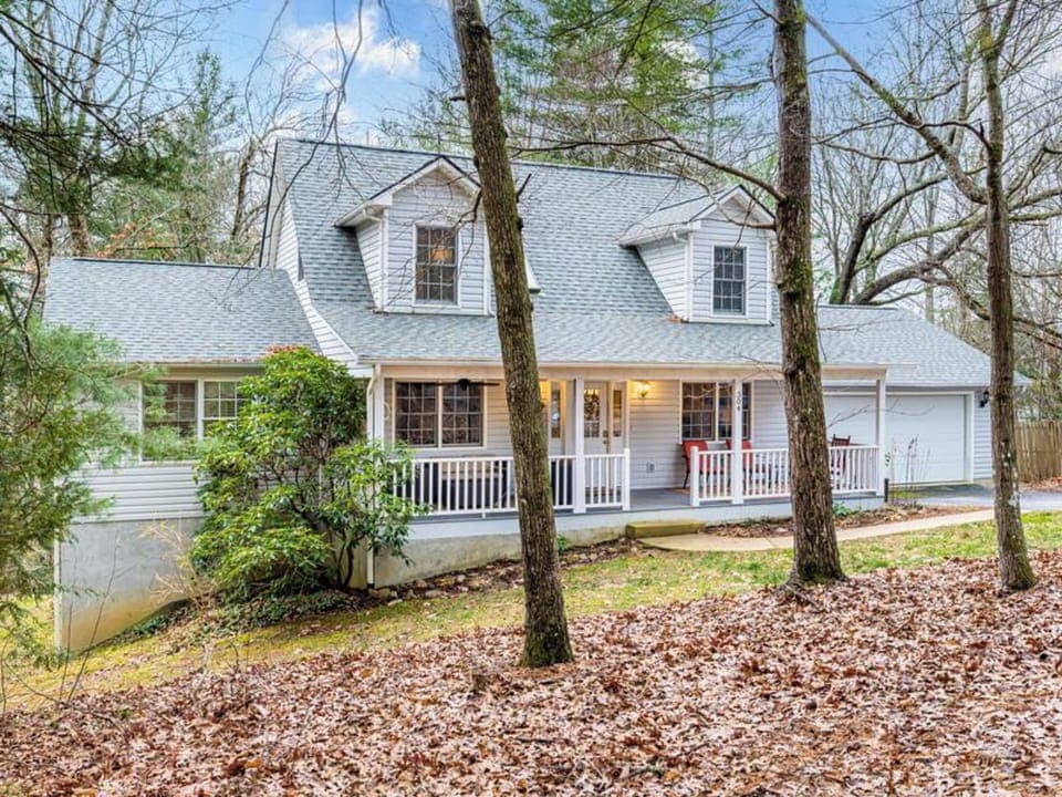 Spacious front yard.