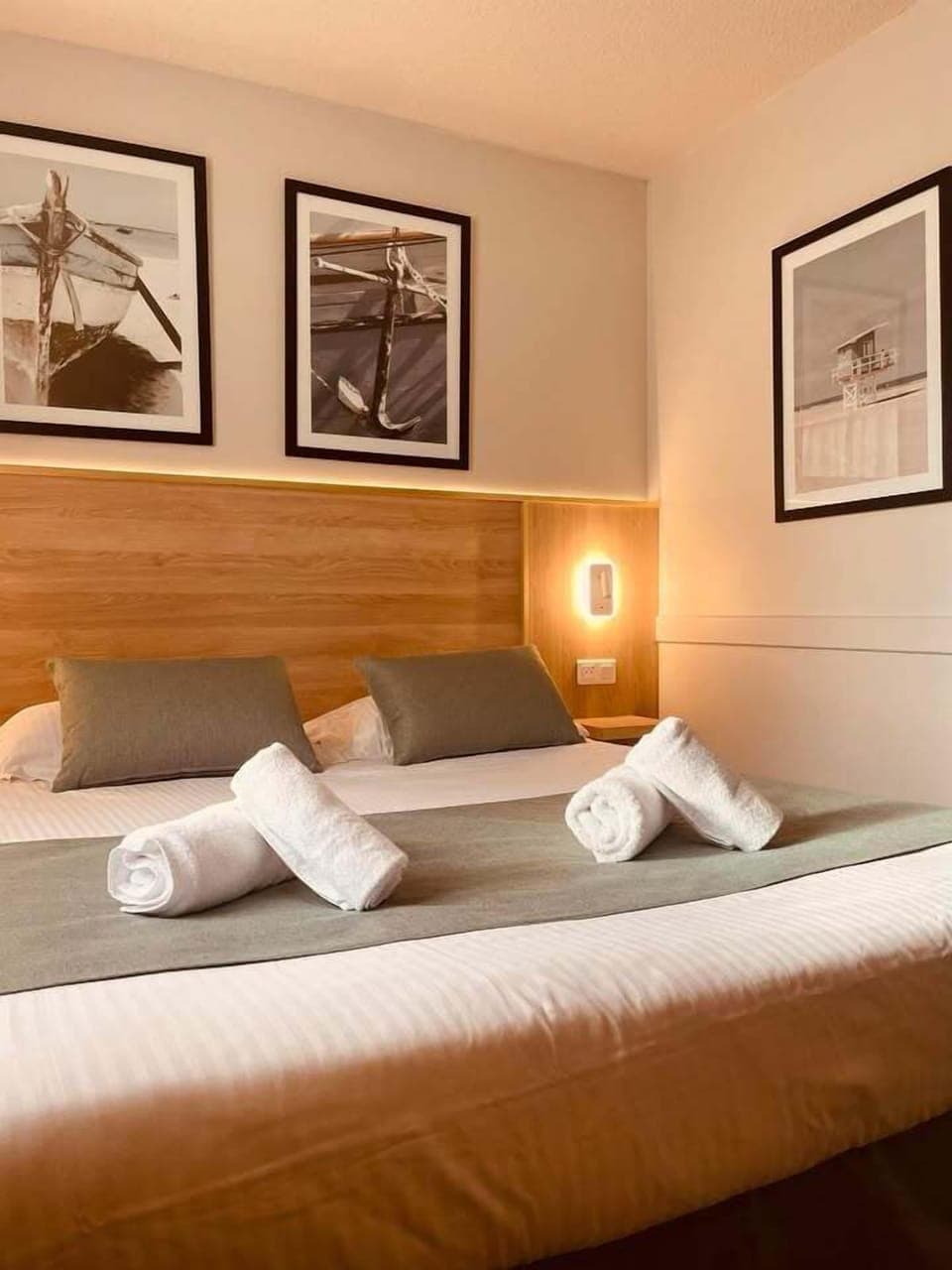 Desk, soundproofing, free WiFi, bed sheets