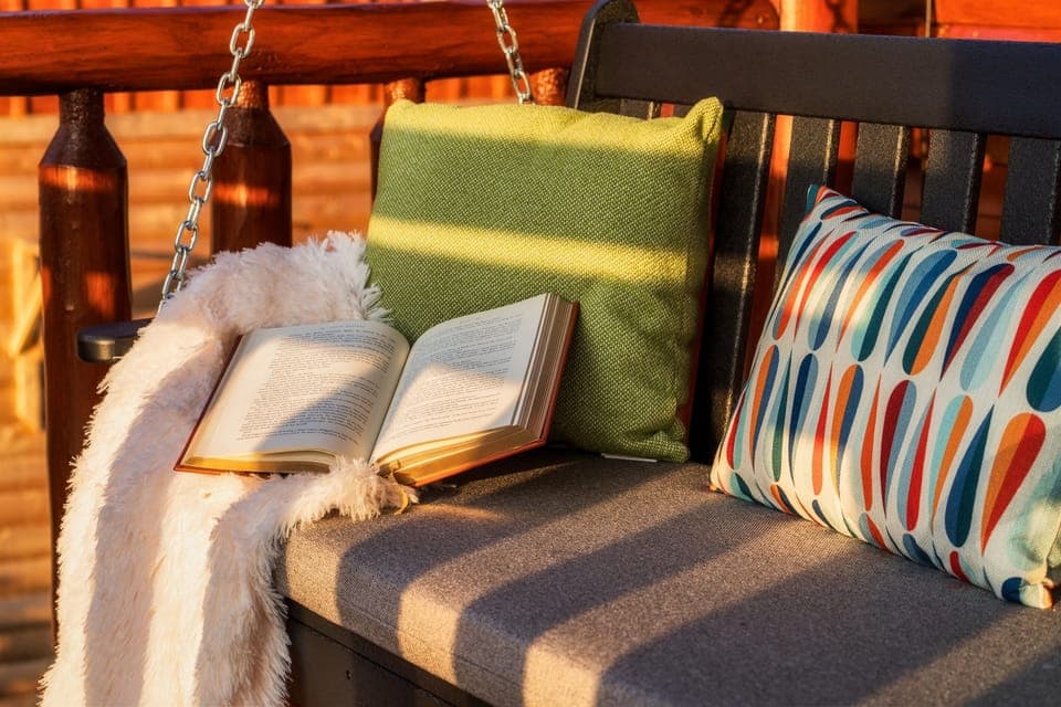 Cozy swings to immerse yourself into the stunning vistas