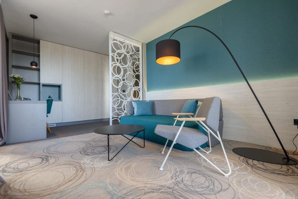Superior Suite | Minibar, in-room safe, desk, blackout drapes