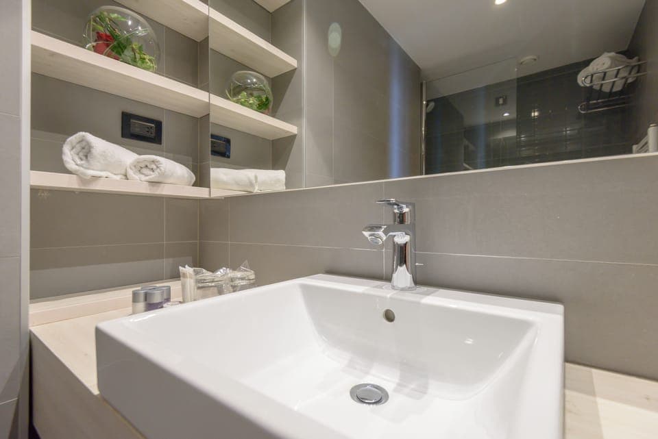 Superior Suite | Bathroom | Bathtub, free toiletries, hair dryer, towels