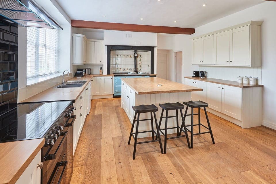 House | 7 bedrooms, desk