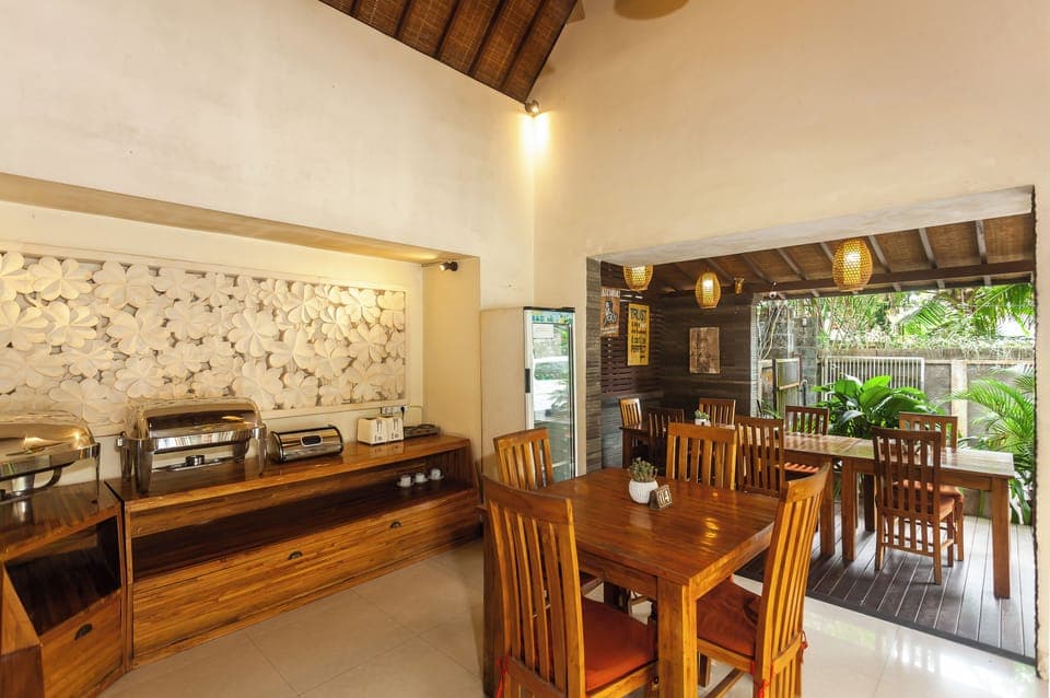 Daily cooked-to-order breakfast (IDR 200000 per person)