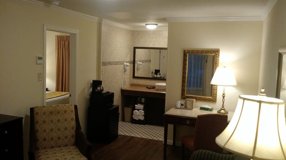 Deluxe Suite, 2 Bedrooms, Refrigerator & Microwave, Mountain View, No Pets | Living room | 32-inch flat-screen TV with satellite channels, TV