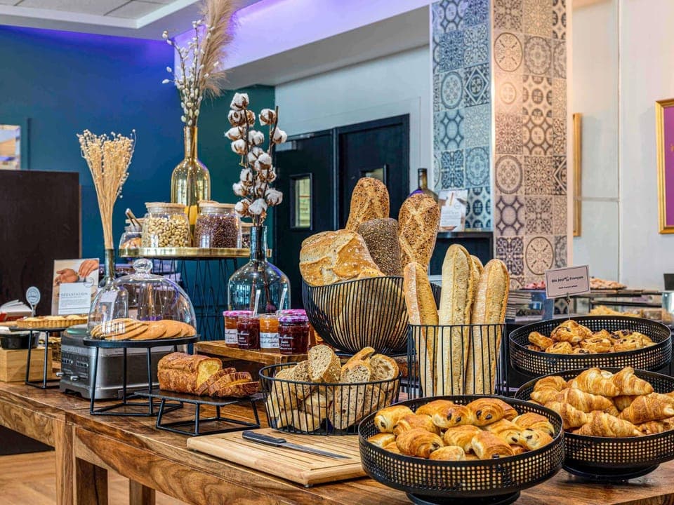 Daily buffet breakfast (EUR 19.9 per person)