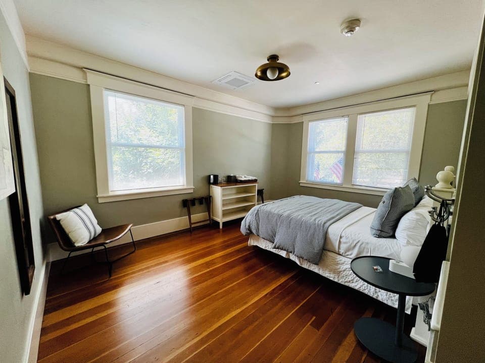 Standard Room, 1 Queen Bed, Shared Bathroom | Iron/ironing board, free WiFi, bed sheets