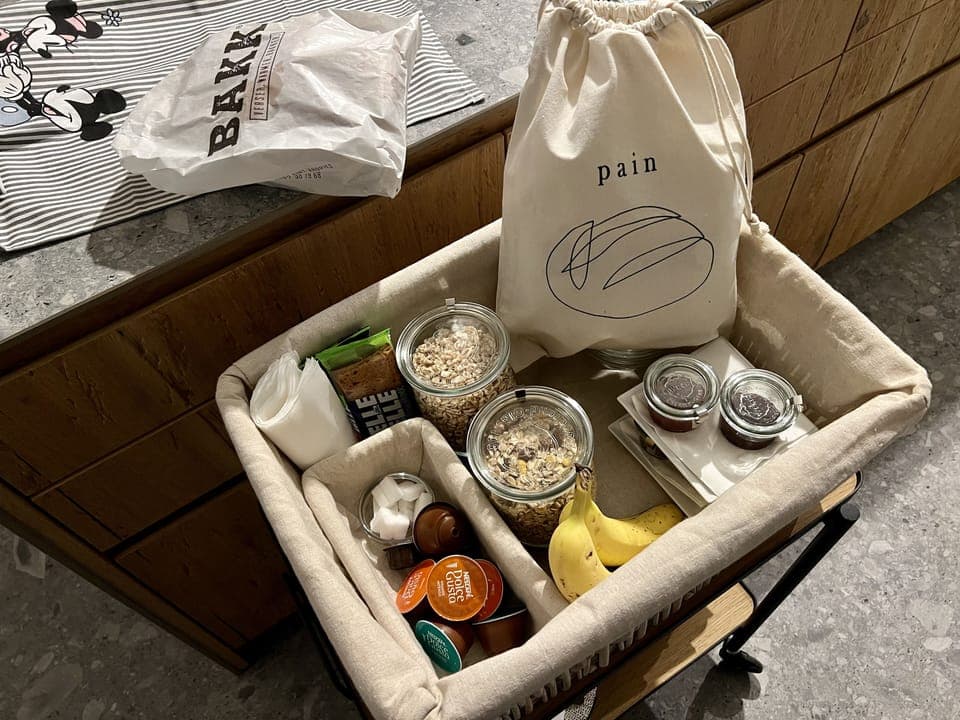 Daily continental breakfast (EUR 20 per person)