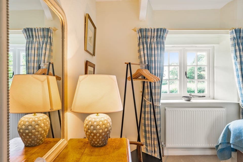Crumpet Cottage, Chebbard: The twin bedroom with view of the front garden