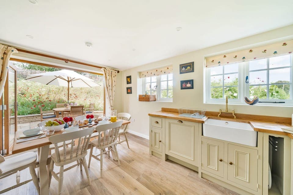 Crumpet Cottage, Chebbard: The open-plan dining and kitchen area