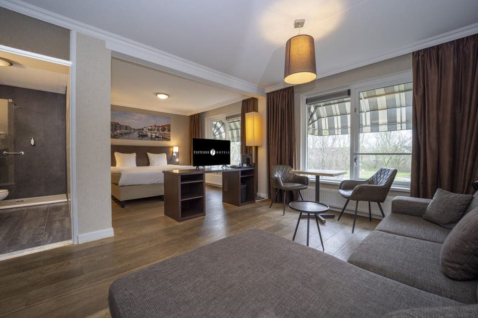 Junior Suite | In-room safe, desk, free WiFi, bed sheets