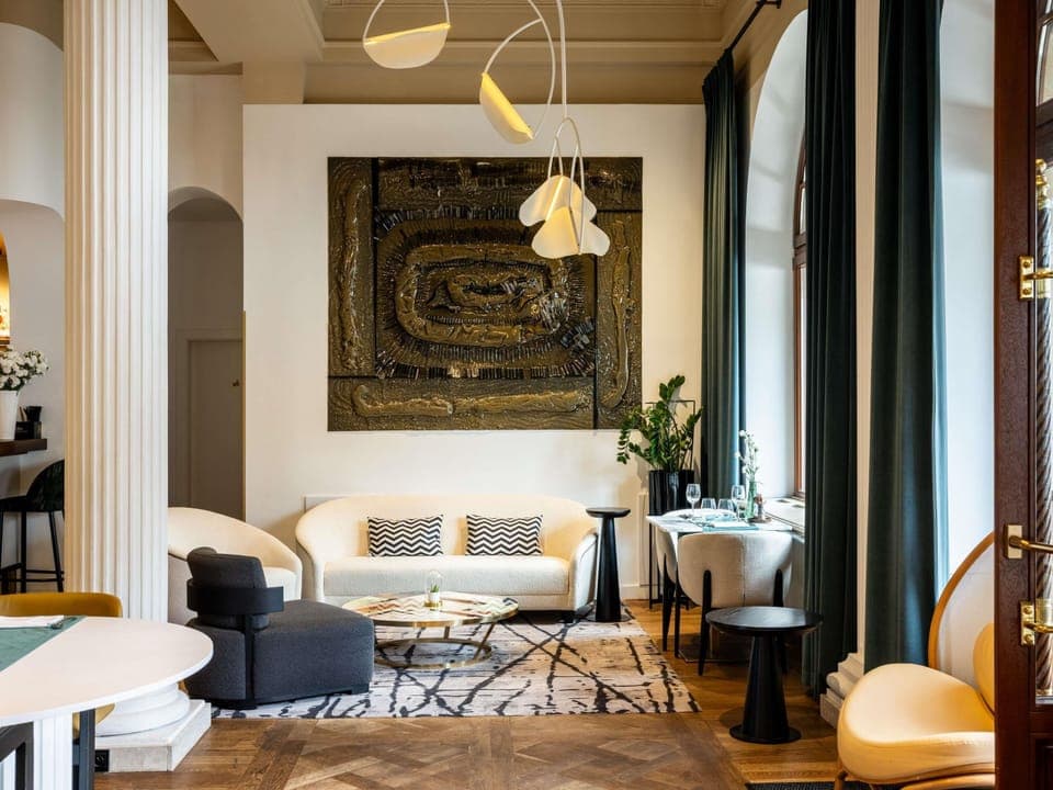 Breakfast, lunch and dinner served