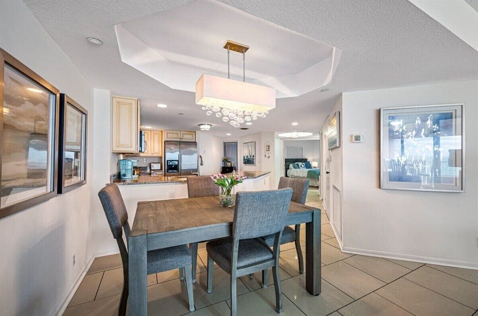Open floor plan kitchen/dining