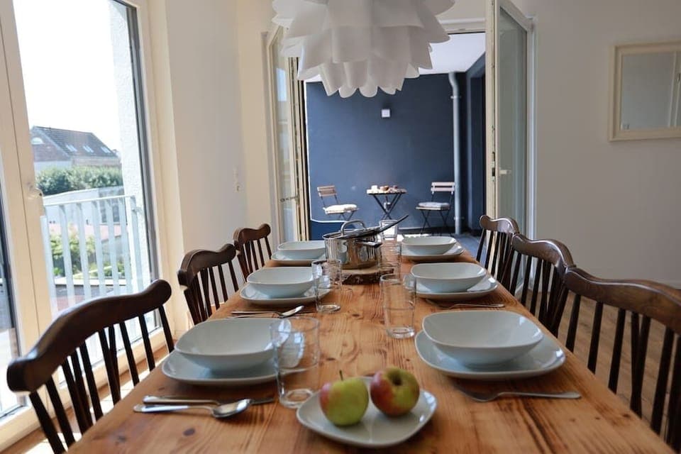 Dining table comfortably seats 6 people