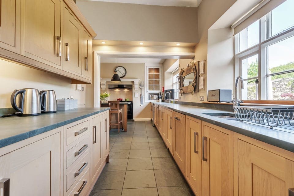 KItchen space for everyone to work.