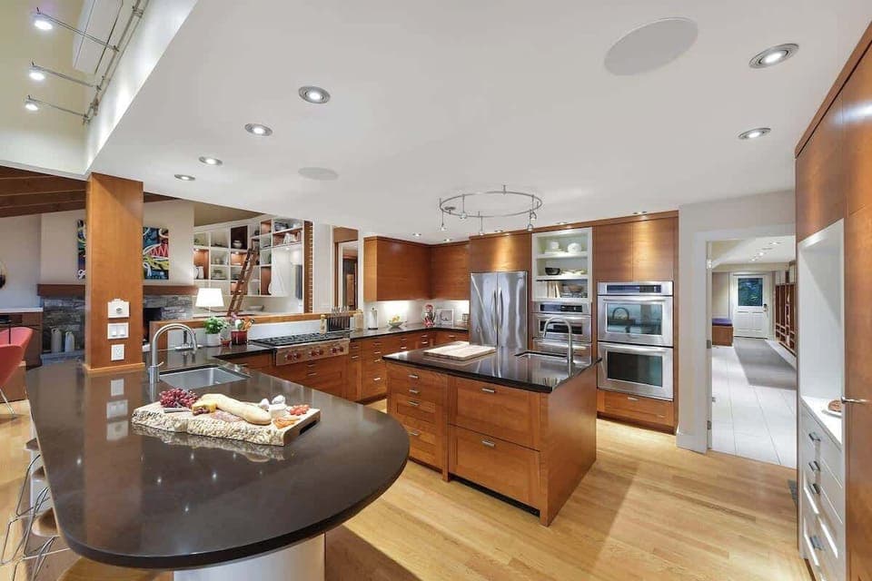 Fully equipped modern kitchen.