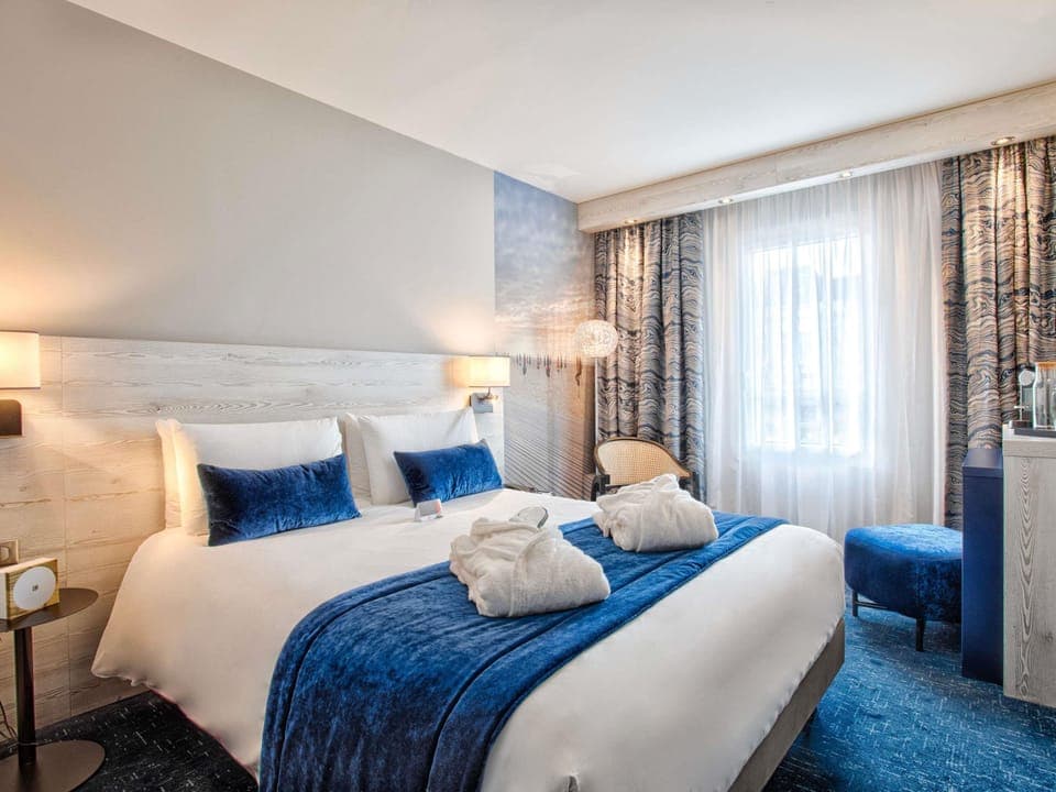 Pillowtop beds, free minibar, in-room safe, desk